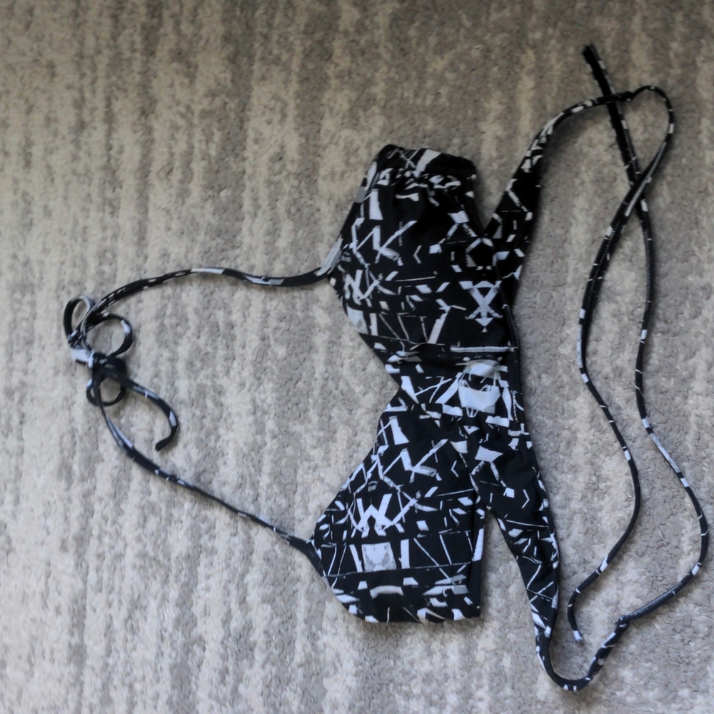 Halter style criss-cross design Abercrombie bikini top